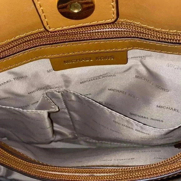 Michael Kors Women's Jet Set Chain - Picture 7 of 16